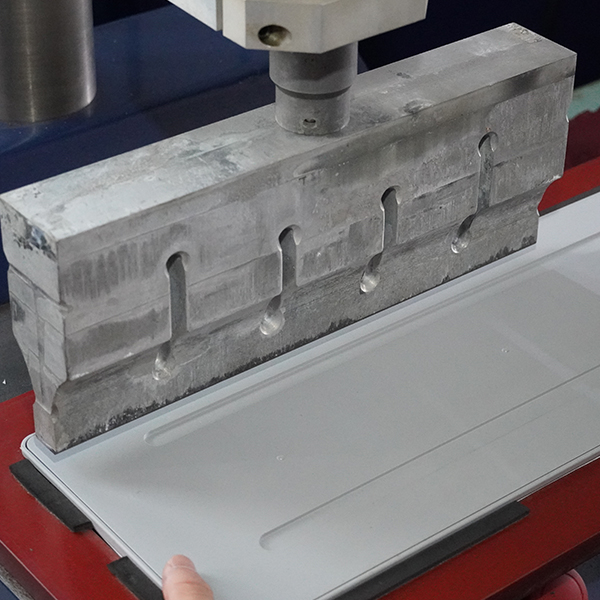 キーボードベースのプラスチックの溶接と接着